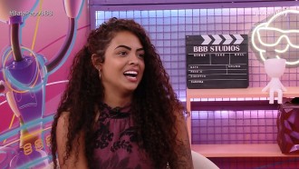 Paula chora ao descobrir que o irmão vai ser pai