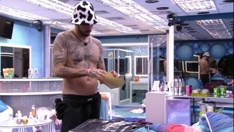 Pedro Scooby recebe figurino para a Festa do Líder no BBB 22