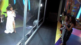 Pocah canta 'Não sou obrigada a nada' na Final do BBB21 e revela aliança de noiva para brothers