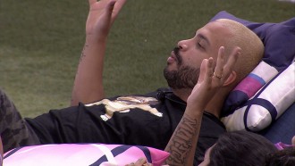 Projota conta para sisters no BBB21: 'Peguei fila para o Raio-X'