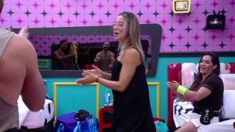 Quarto Anos 50 canta parabéns para Renata no BBB 25