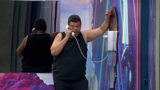 Quem atendeu ao Big Fone? Babu Santana ouve mensagem
