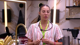 Renata prepara feijão no BBB 25 e brinca: 'Novo orgulho da família'