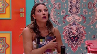 Renata se emociona e cai no choro ao ver presente