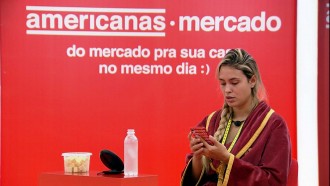 Sarah faz as compras para o grupo Vip do BBB21