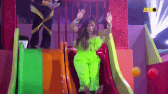 Simone Mendes se diverte em tobogã ao encerrar show no BBB 26