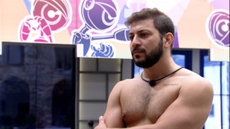 Sozinho, Caio analisa o Feed BBB