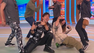 Tadeu Schmidt faz 'foto de capa de disco' com NX Zero