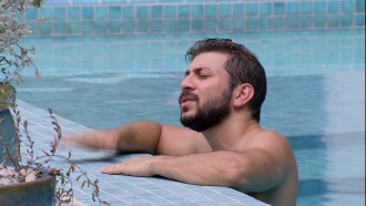 Único acordado, Caio canta na piscina do BBB21