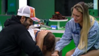 Caio chora ao ver a família, mas se abala com esposa e pensa em desistir