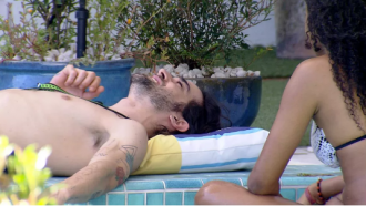 Após madrugada agitada, Fiuk e Lumena conversam na piscina