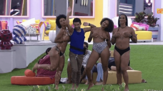 
'BBB 22': madrugada tem sexo, topless e união de quartos após eliminação de Rodrigo
