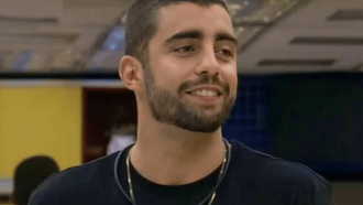 BBB2: Scooby reclama de água quente no banho: “Queimou minha bunda”