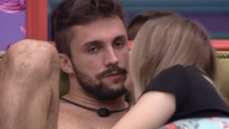 Carla Diaz implora por atenção de Arthur no BBB21: 'Nossa, bom dia'.