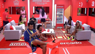 Nego Di faz as compras para o grupo VIP