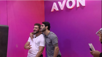 Brothers fazem selfie após serem maquiados pelas sisters