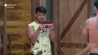 Finalistas comemoram notícia de jantar horas antes da grande final