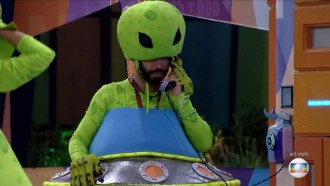 Gilberto atende o big fone e escolhe Sarah para iniciar a votação de amanhã