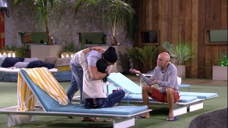 Gleici abraça Kaysar e diz: 'Estou feliz'