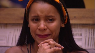 Gleici escuta recado da mãe e chora