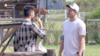 Gui pega dicas com Netto para colocar lente de contato nos dentes