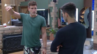 Guilherme Leão ensina Netto a lidar com a horta: 'Coisa mais simples'