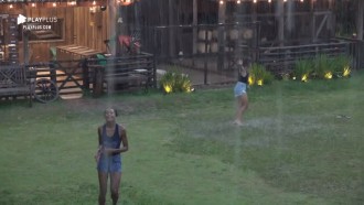 Hari Almeida e Sabrina Paiva se divertem debaixo de chuva