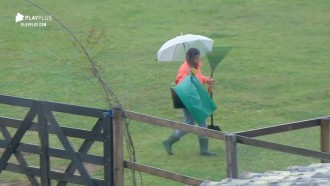 Hariany encarou tempo ruim e realizou tarefas embaixo da chuva