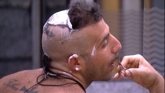 Kaysar olha o corte no espelho e diz: 'Estou parecendo um avestruz'