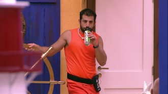 Kaysar recebe atendimento médico e sai com curativo no pé