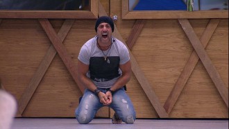 Kaysar se ajoelha e grita no jardim: 'Tá quase mãe, aguenta mais um pouco'