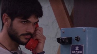 Lucas atende o Big Fone