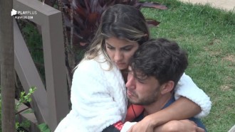 Lucas chora ao falar do pai e é consolado por Hariany