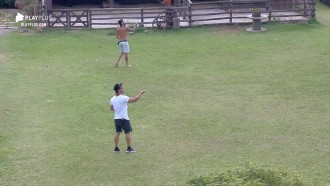 Lucas e Rodrigo soltam pipa para passar tempo no confinamento