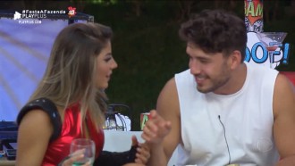 Lucas tenta ficar com Hari durante a festa e leva fora