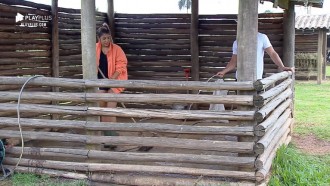 Lucas Viana e Hari Almeida limpam sujeira no chiqueiro da sede