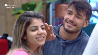 Lucas Viana presenteia Hariany Almeida com um buquê de flores