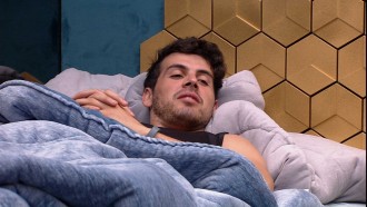 Maycon convida Isabella para deitar e ouve: 'Não quero'