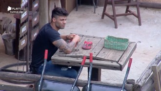 Netto conserta chinelo de Lucas Viana usando apenas arame