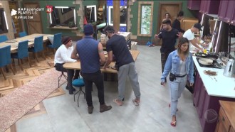 Netto e Lucas discutem e se ofendem após atividade