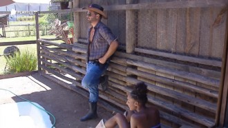 'Nunca imaginei paquerar no galinheiro', brinca Sabrina