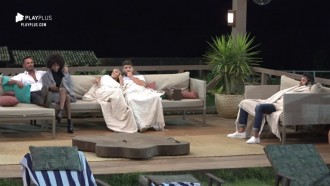 Para passar o tempo, peões brincam de adivinhar músicas