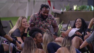 Paula e Gabriela dão selinho