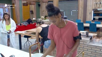 Peoas fazem 'mutirão' para limpar sujeira da cozinha da sede