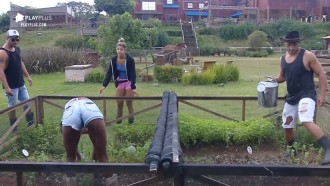 Peões cuidam da horta e comentam o que aprenderam no confinamento