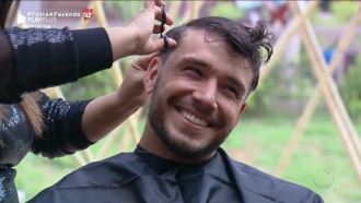 Peões recebem serviço completo de beleza na sede da Fazenda