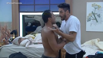 Phellipe causa briga generalizada entre os peões