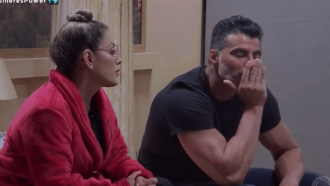 No Power Couple, Deborah encosta Li e JP na parede: “O que aconteceu?”