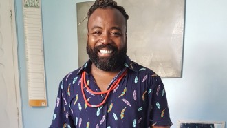 Rodrigo, do BBB19, é trigêmeo e ensinou a avó a ler