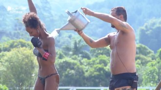 Rodrigo Phavanello e Sabrina Paiva curtem dia de sol na piscina